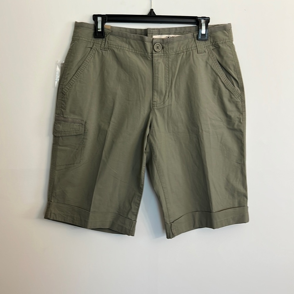 Dkny cotton blend Bermuda/Cargo shorts NWT size 10 green color